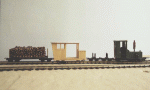Litet tåg med vedvagn, personvagn och lok